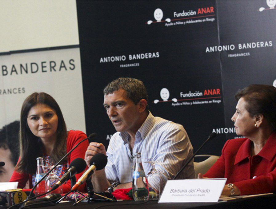 Antonio Banderas apoya la labor de la Fundación ANAR Perú
