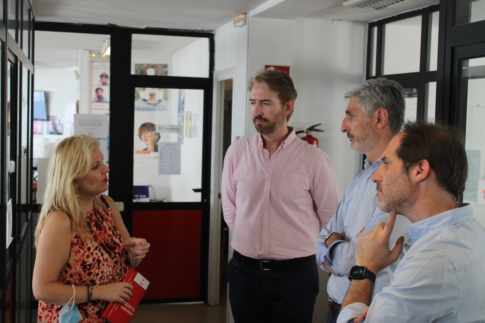 David Sola, de Vodafone España, visita la sede de la Fundación ANAR