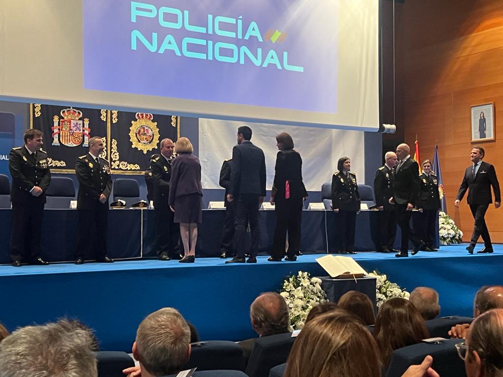 Silvia Moroder, presidenta de ANAR, condecorada con la Cruz al Mérito Policial