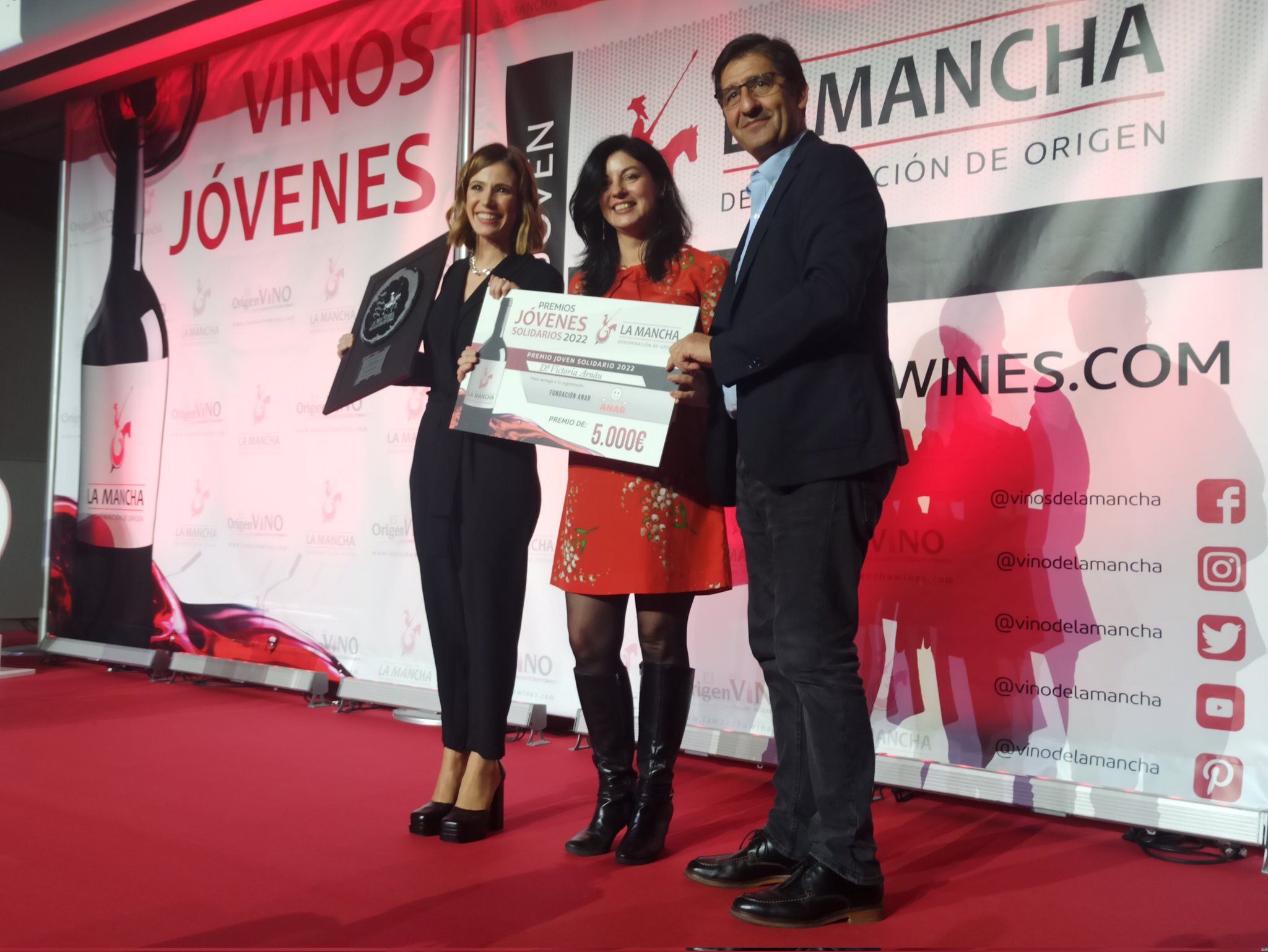 Victoria Arnáu dona su Premio Jóvenes Solidarios a la Fundación ANAR