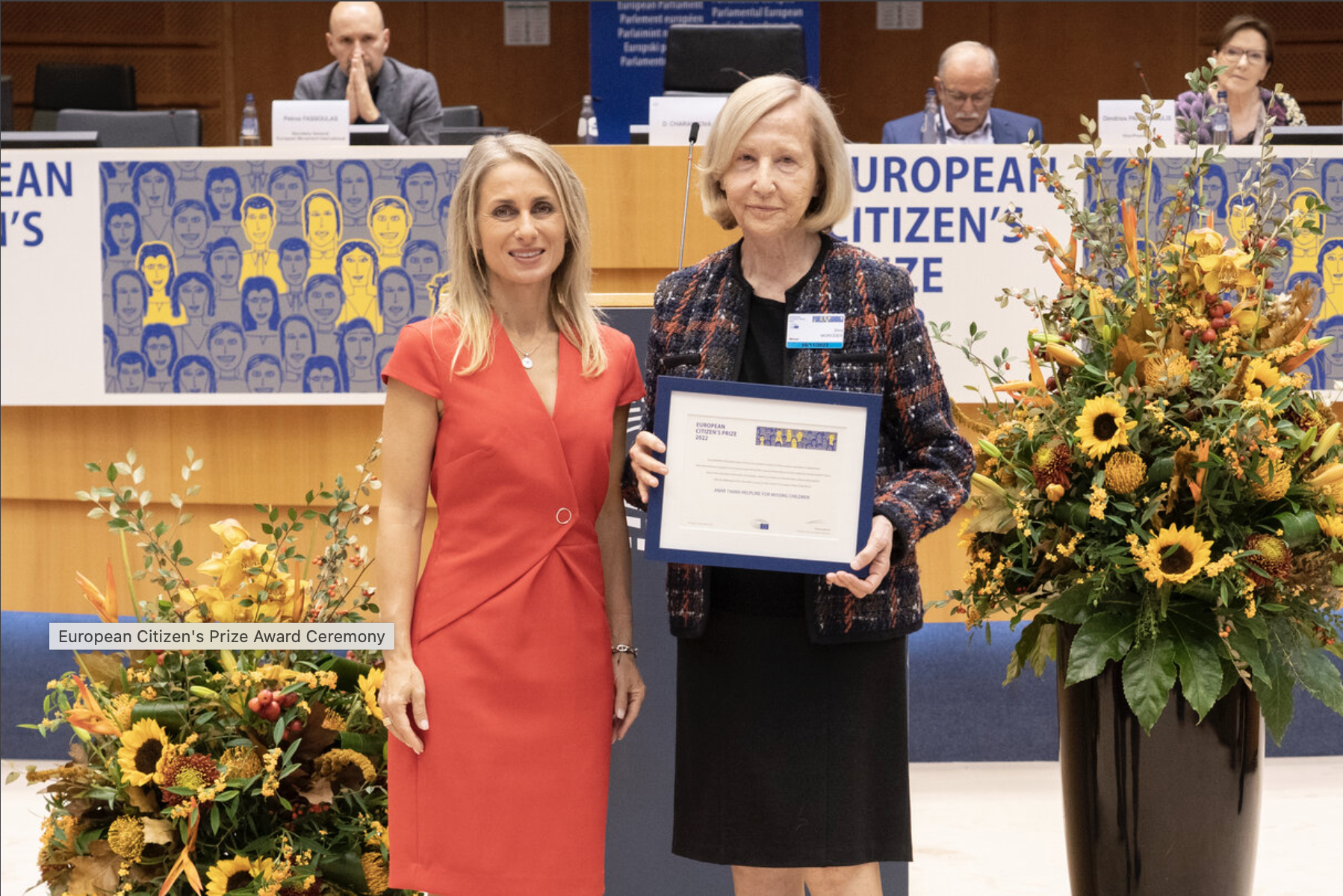 Silvia Moroder, presidenta de la Fundación ANAR, recoge en el hemiciclo del Parlamento Europeo el Premio Ciudadano Europeo 2022 al Teléfono 116000 para Casos de Niños/as Desaparecidos