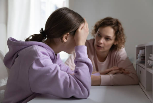 Consejos ANAR dirigidos a madres y padres para prevenir el suicidio en menores de edad