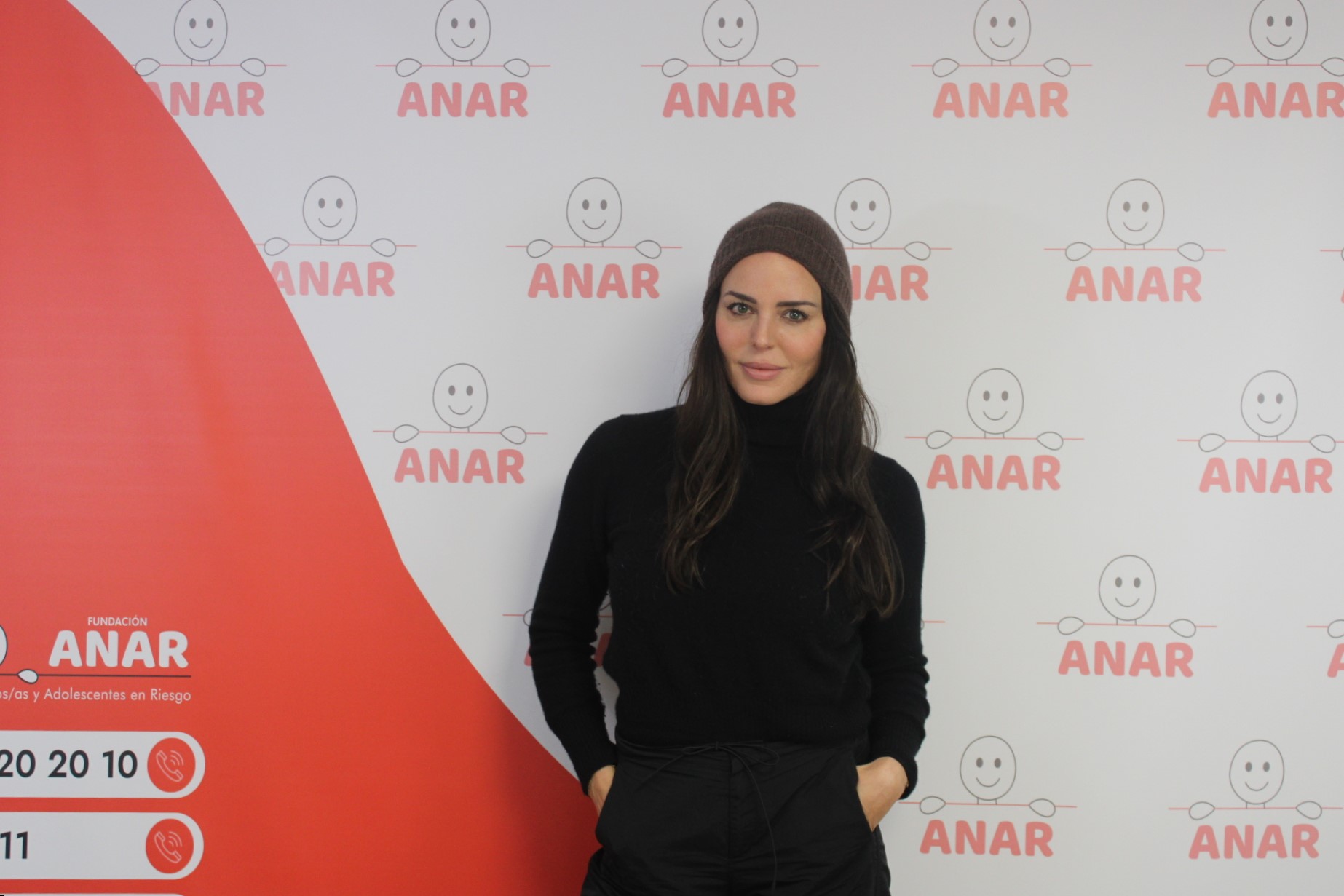 La actriz Marta Milans visita la sede de la Fundación ANAR