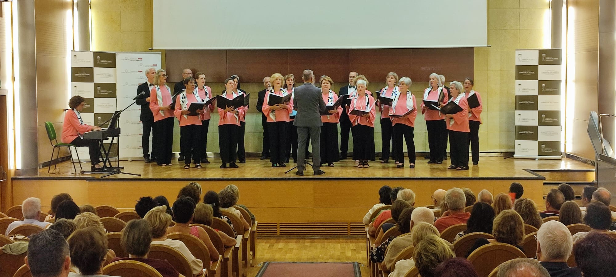 La Coral Polifónica Amadeus y la Coral Blanca de Castilla celebran un concierto solidario a beneficio de Fundación ANAR